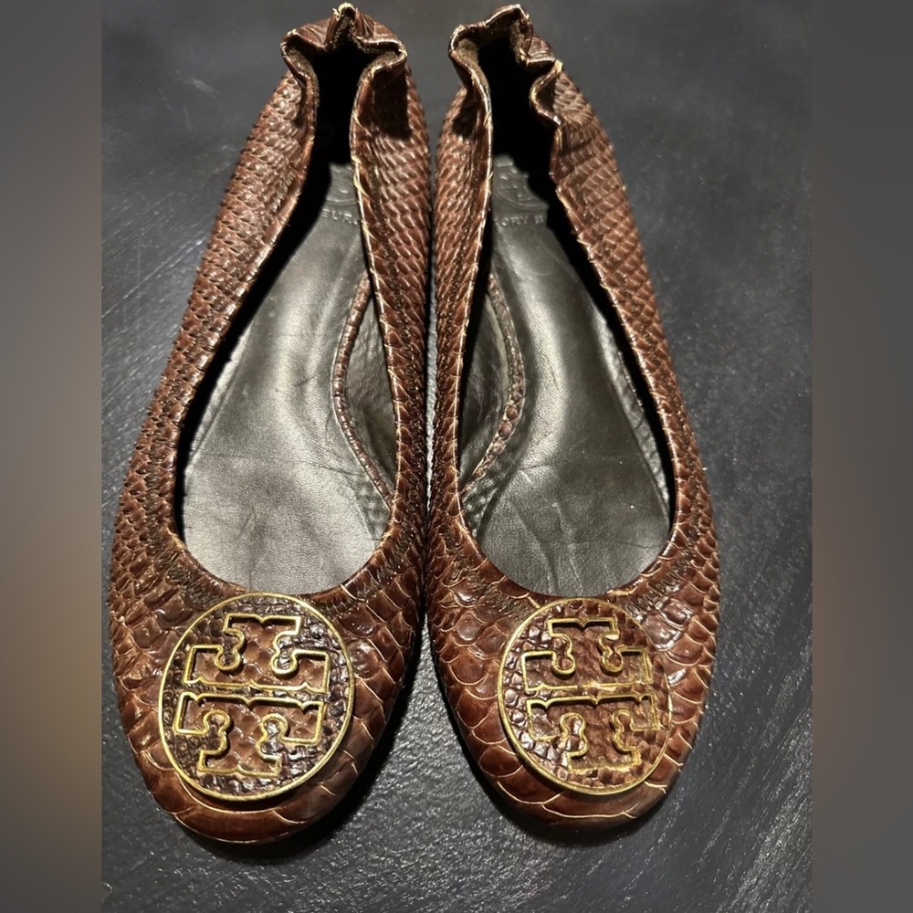 Tory Burch Brown Snakeskin Flats with Gold Logo. Size 7